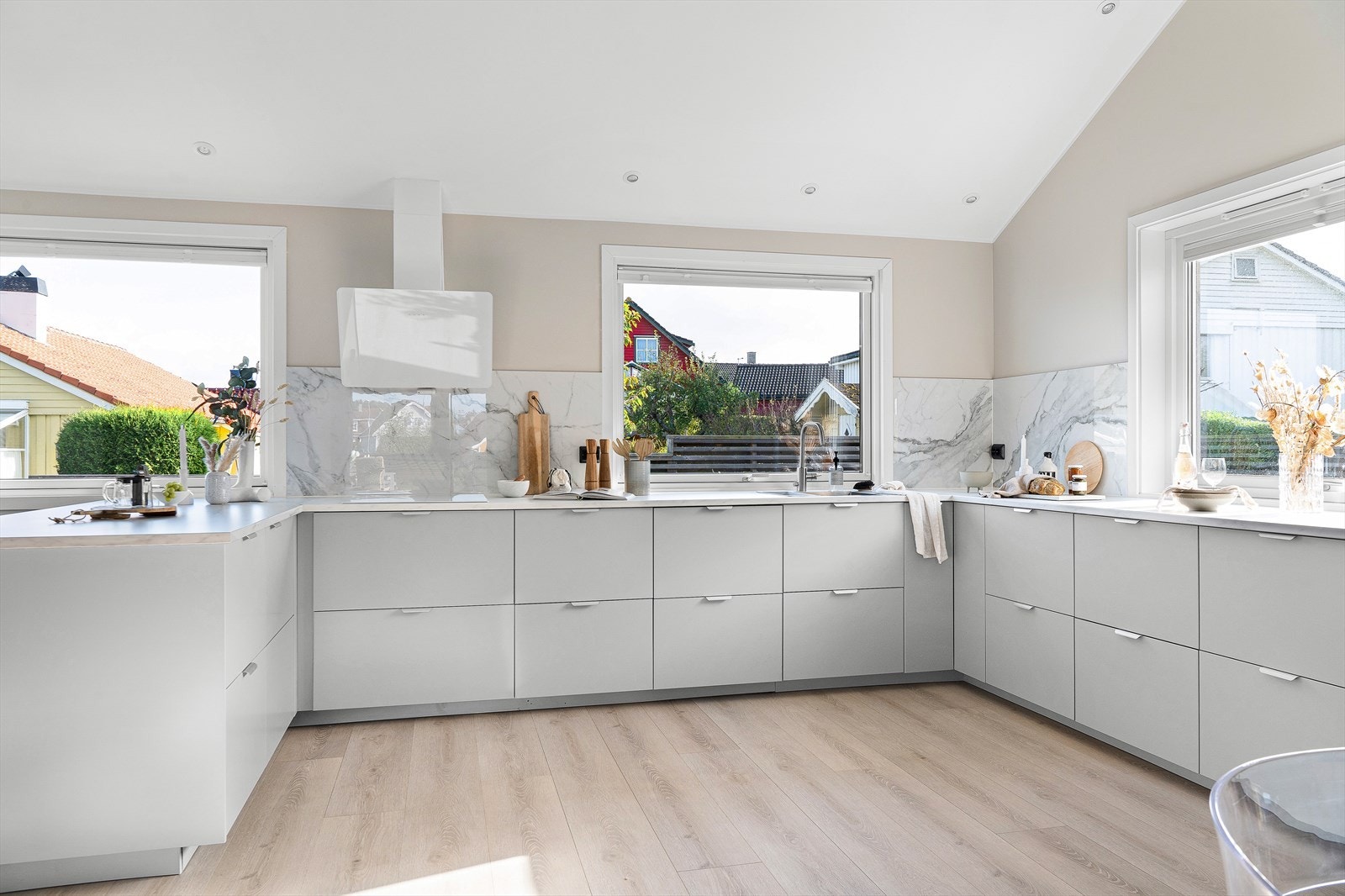 Kjøkkenet, levert av Ikea er utstyrt med funksjonelle løsninger som gir deg rikelig med skap- og benkeplass for matlaging og oppbevaring. Galleribilde