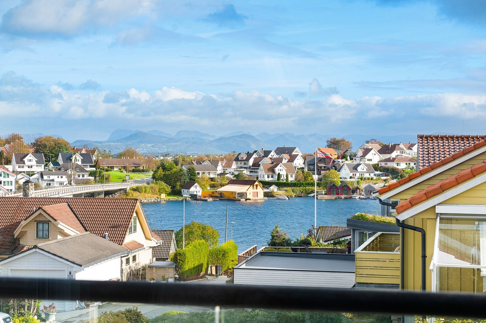 Du vil glede deg over den korte avstanden til sjøen, hvor du kan nyte rolige turer langs stranden og forfriskende svømmeturer. Galleribilde