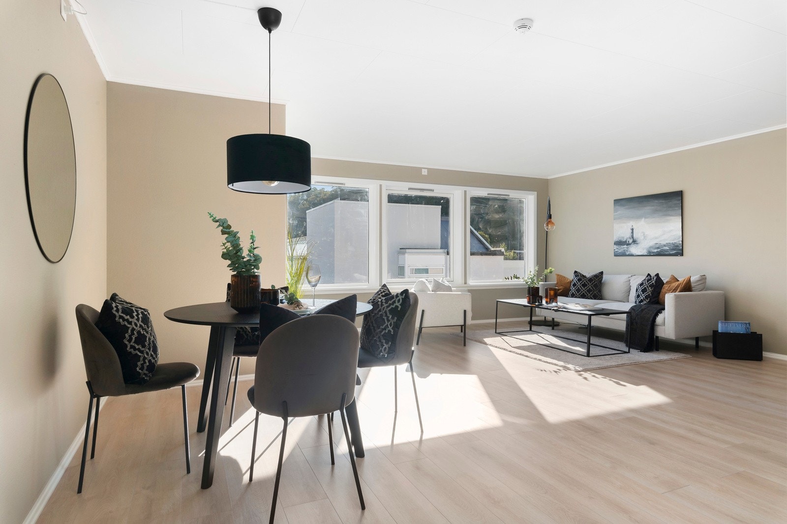 De store vindusflatene gir rikelig med naturlig lysinnslipp. Galleribilde