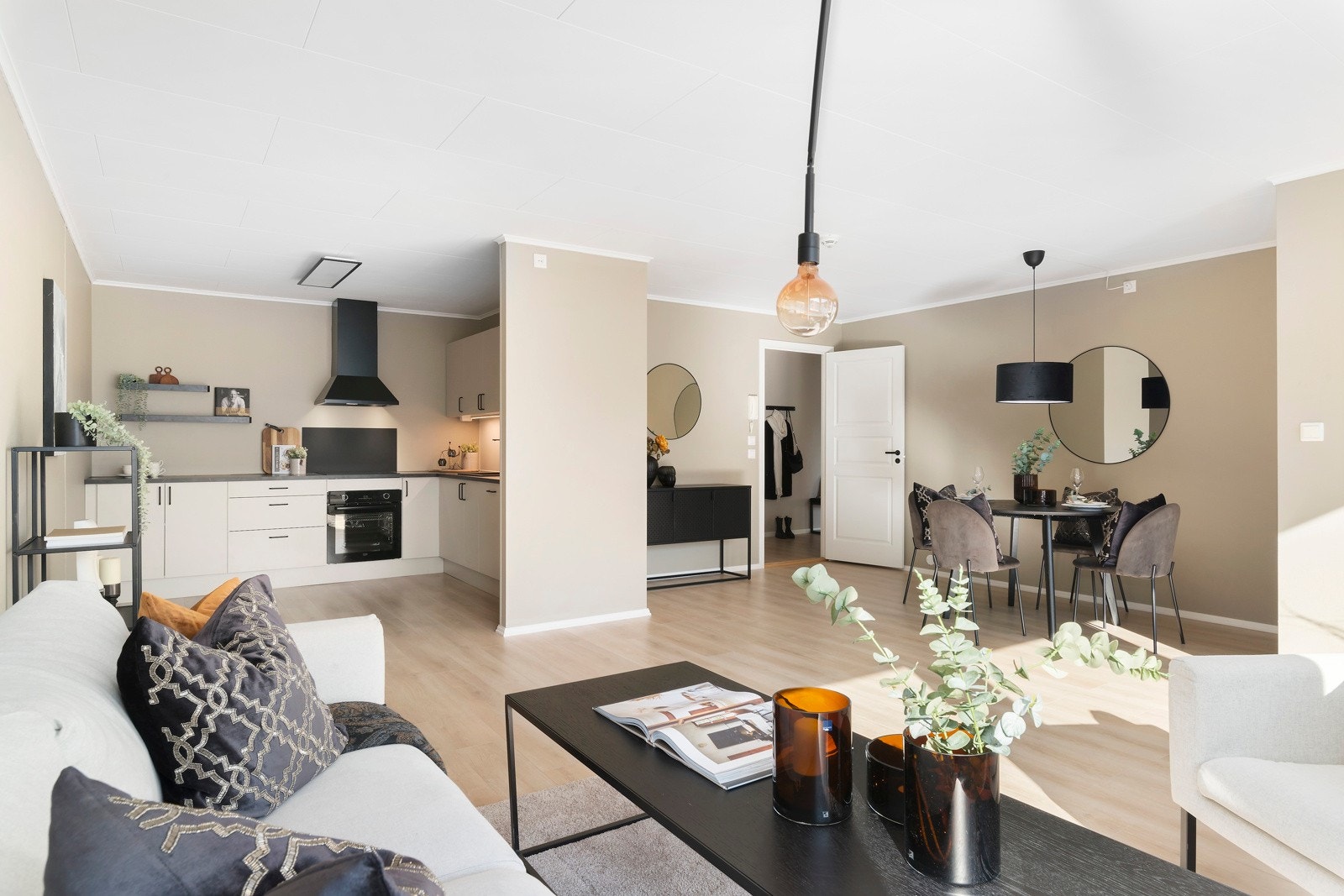 Leiligheten er pusset opp sommer 2024 med nye gulv (enstavs laminatgulv fra ... Galleribilde