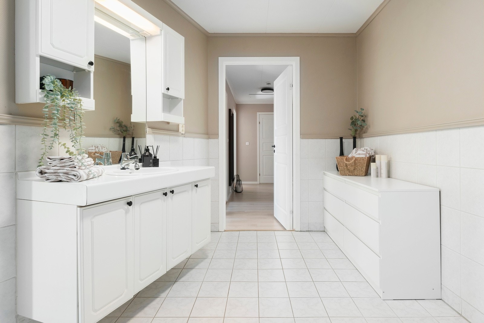 Badet er av så god størrelse at det er fint mulig med flere møbler. Galleribilde