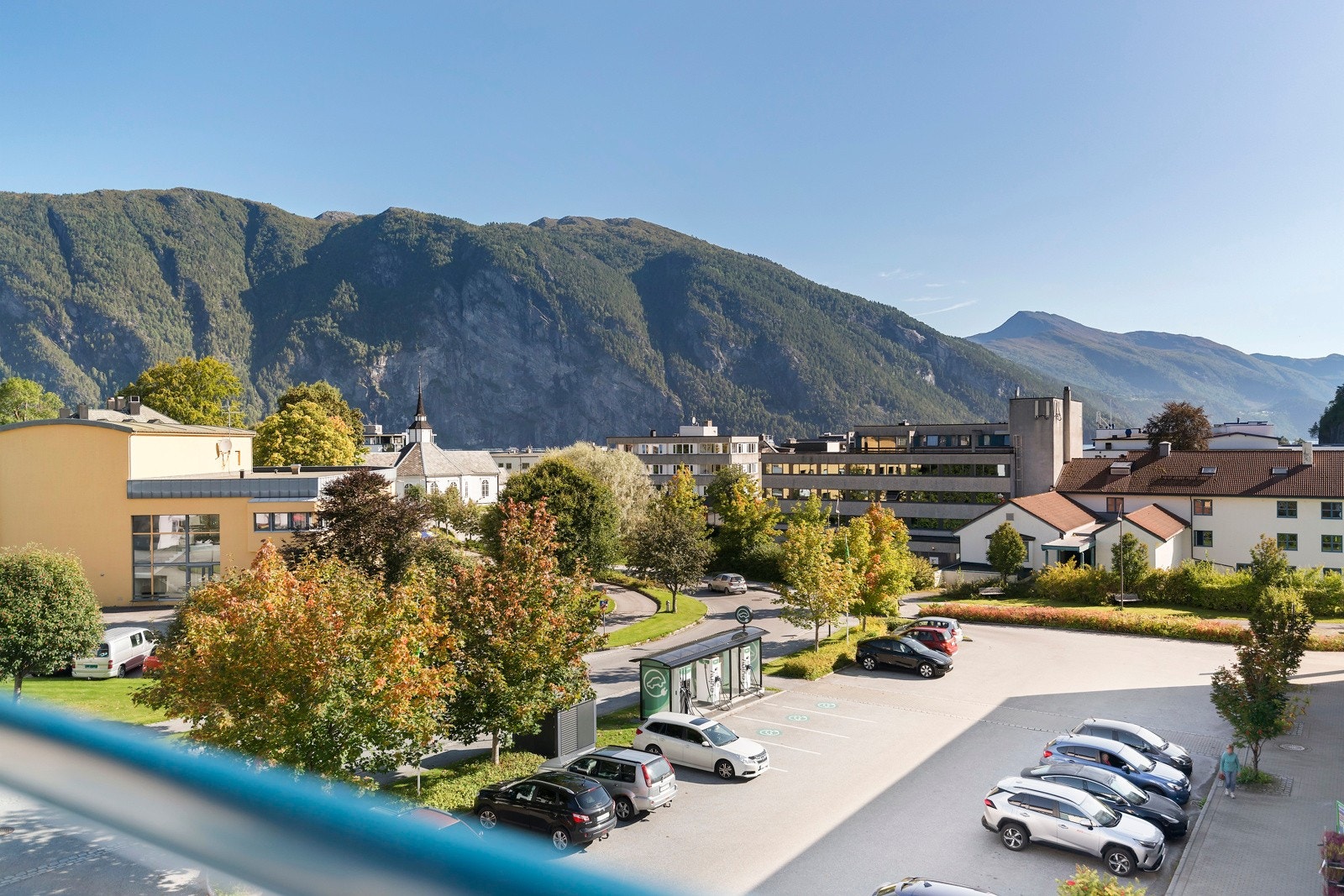 - og det er flott utsikt utover sentrum og mot fjorden og fjella rundt. Galleribilde