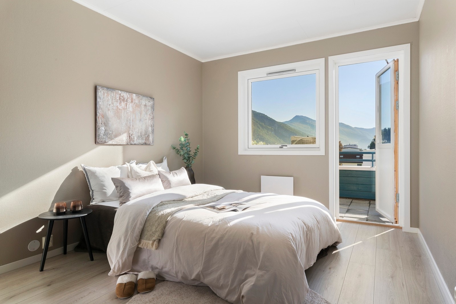 Leiligheten har to soverom, hvor dette er hovedsoverommet som har utgang til terrassen. Galleribilde