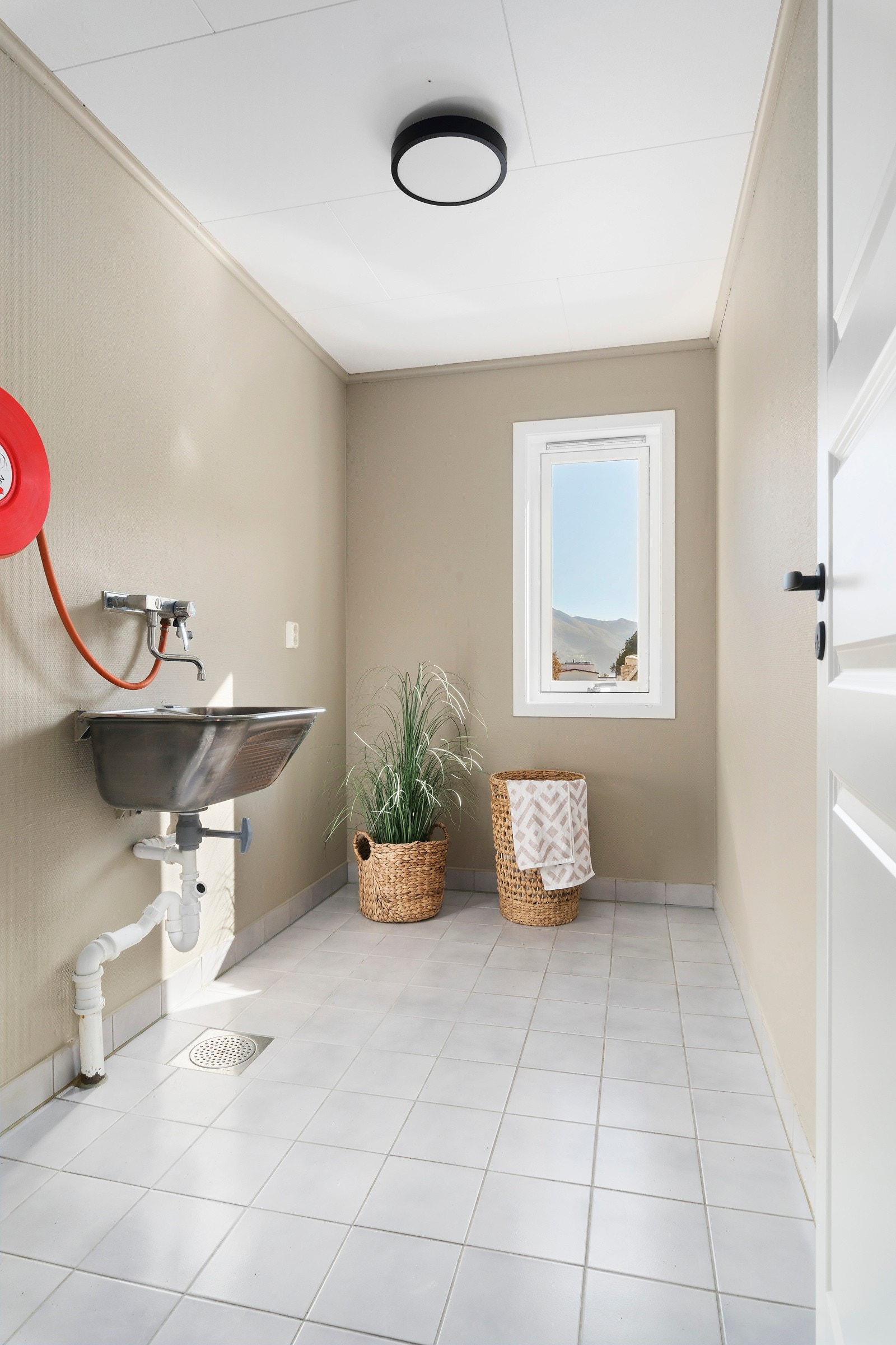 Vaskerommet har skyllekar, varmtvannstank og opplegg for både vaskemaskin og tørketrommel. Galleribilde