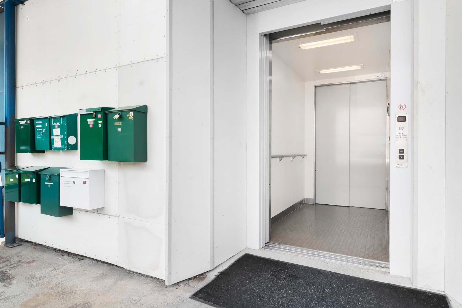 Det er både heis og fine fellesareal med trapp opp til leiligheten. Galleribilde