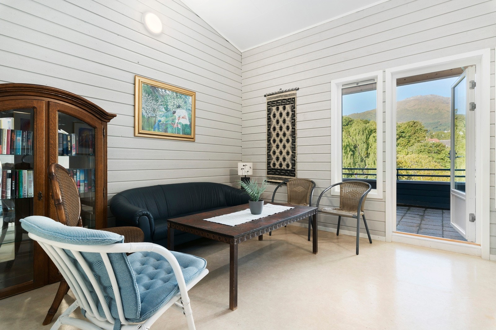 I samme etasje er det en felles stue for alle beboerne med utgang til en terrasse. Galleribilde