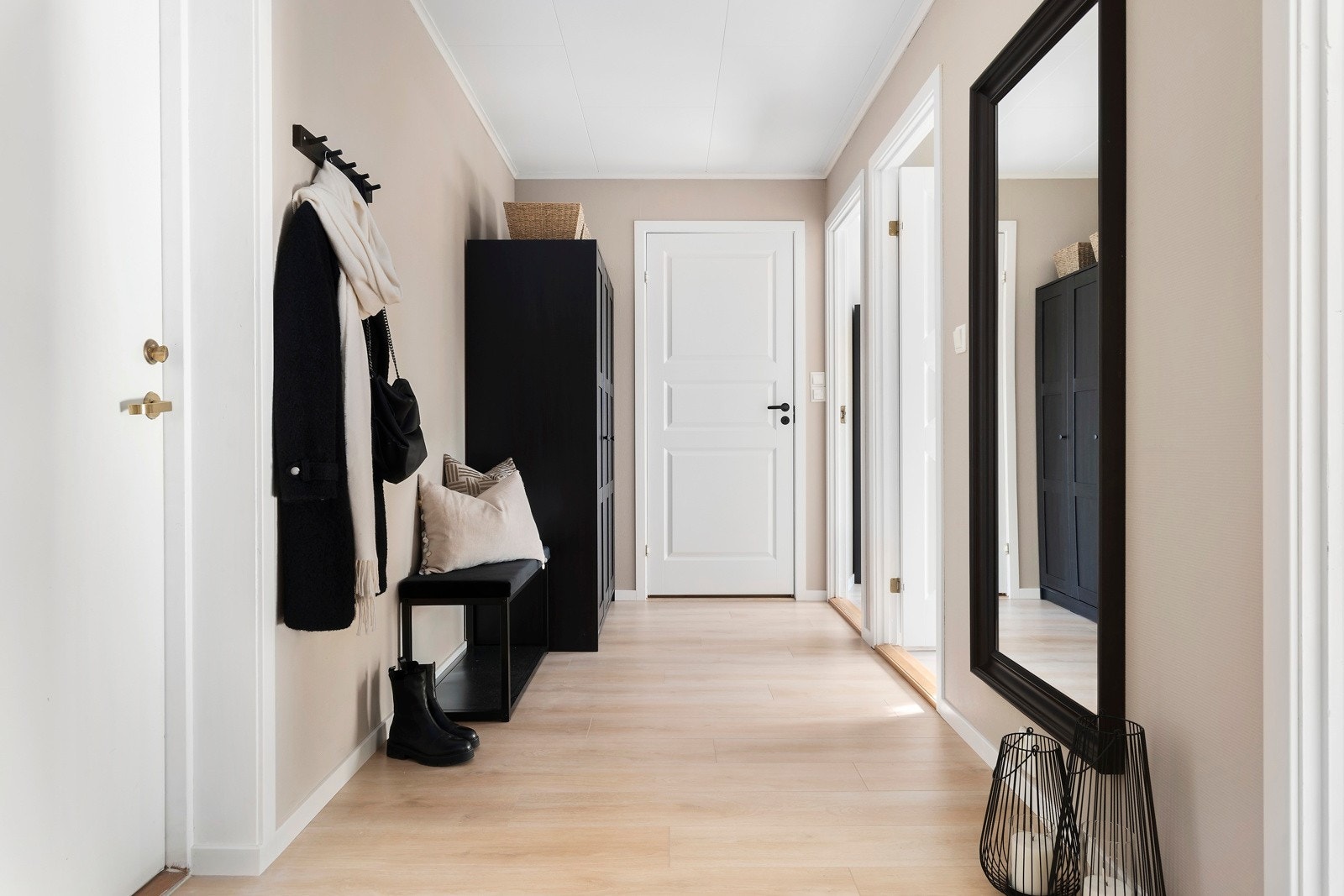 Romslig gang med god plass til garderobeskap. Galleribilde