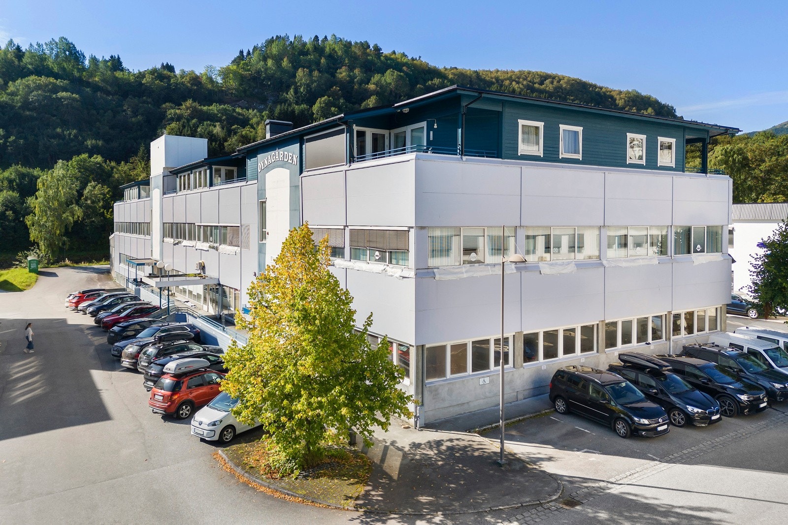 Leiligheten ligger i øverste etasje. Det er innendørs parkering i parkeringskjeller og her er også bod. Galleribilde