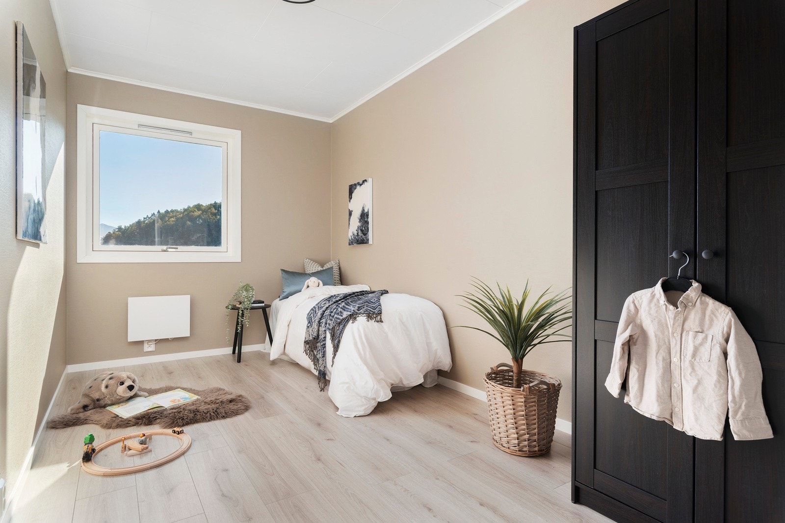 Det andre soverommet har også nye overflater. Dette passer ypperlig til gjesterom, barnerom eller kontor. Galleribilde