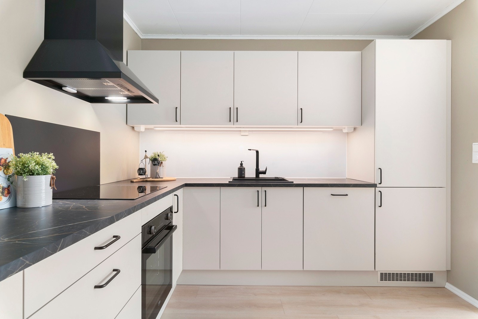 Her er det integrert komfyr, oppvaskmaskin og kjøl-fryseskp. Galleribilde