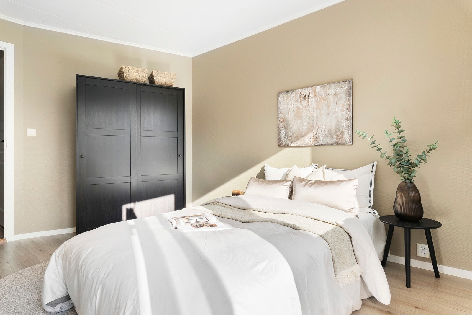 Dette soverommet har plass til både dobbeltseng med nattbord på hver side og et garderobeskap. Galleribilde