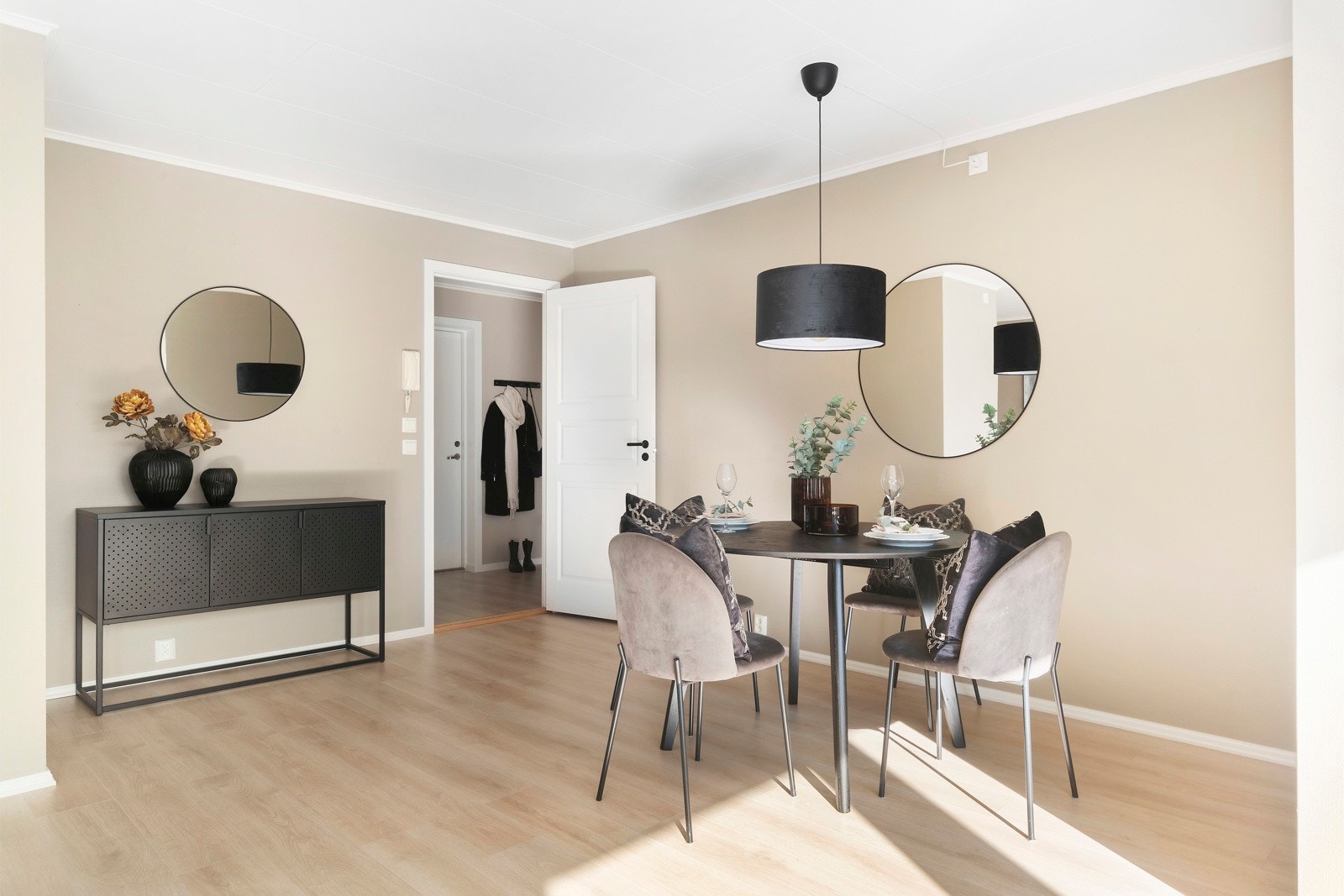 Stuen har god plass til spisebord, seksjoner og hyller. Galleribilde