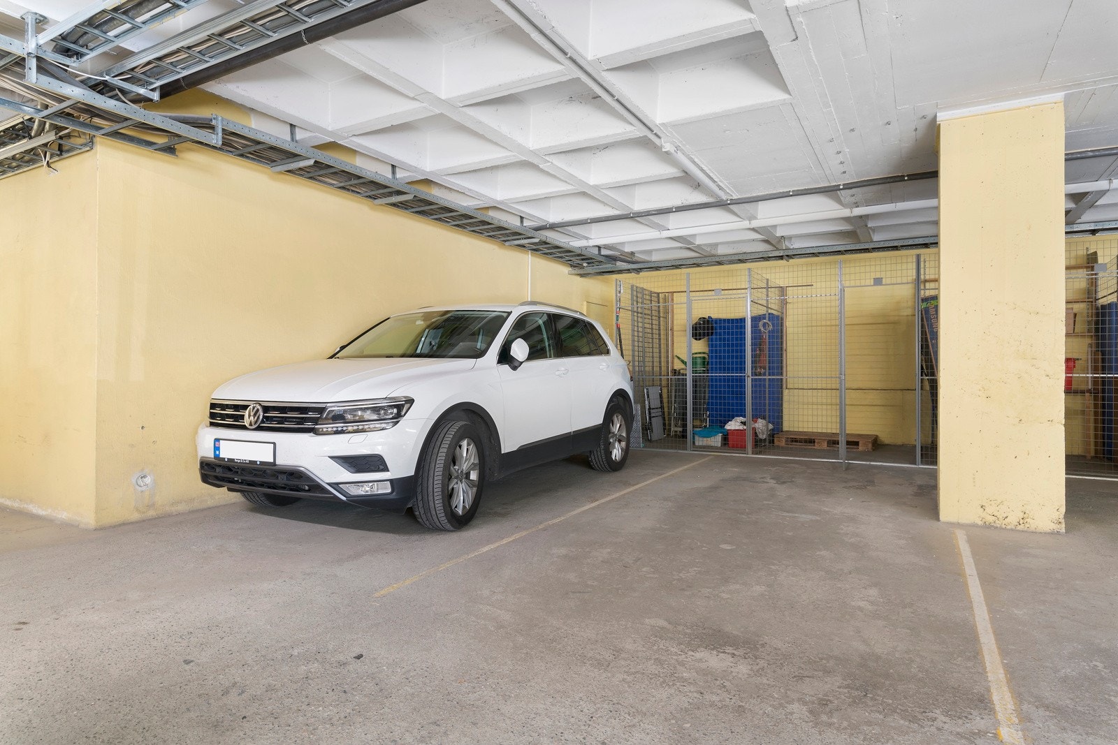 i underetasjen er det en åpen carport med bod i bakkant. Galleribilde