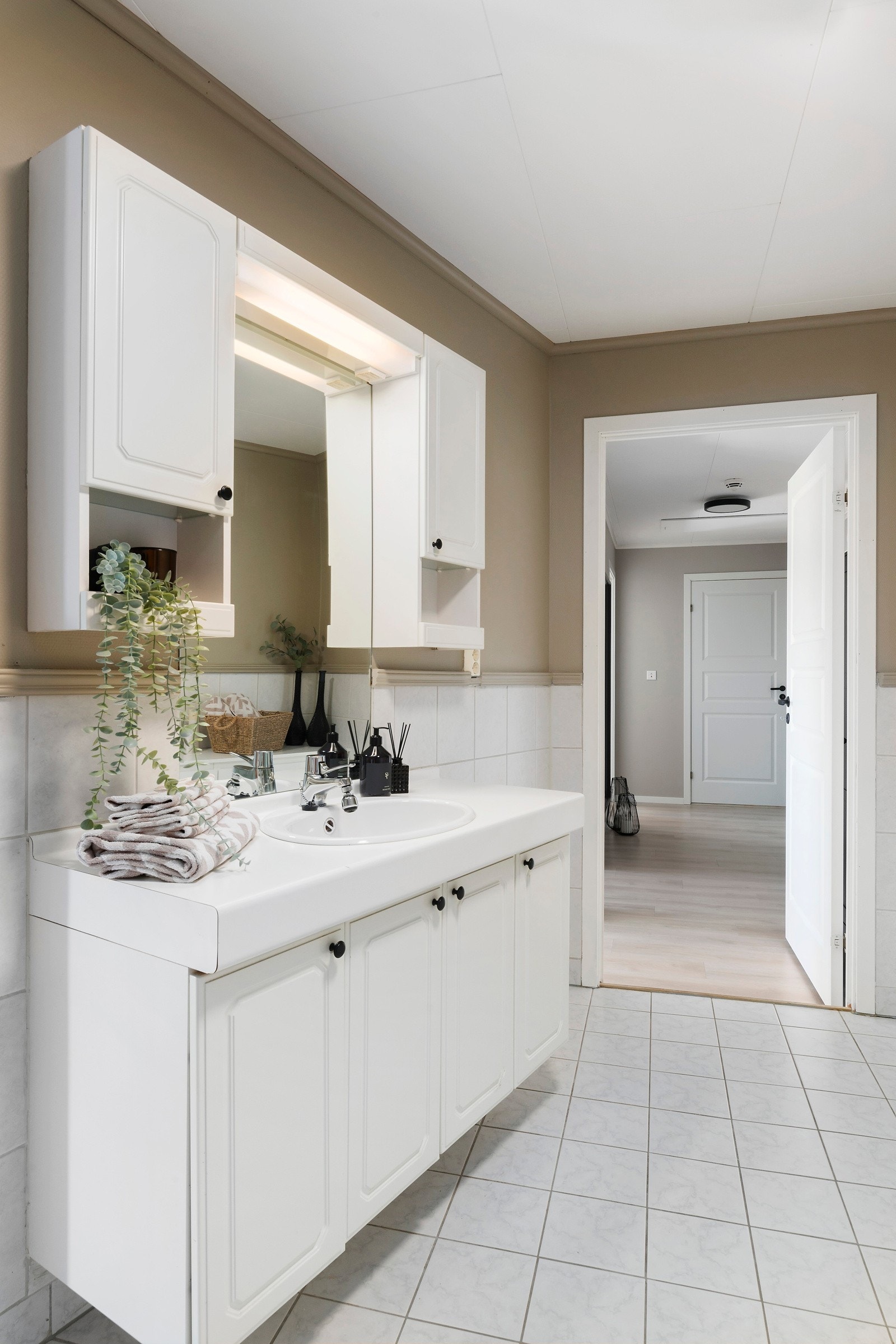 Fra badet er det adkomst inn til vaskerommet. Galleribilde