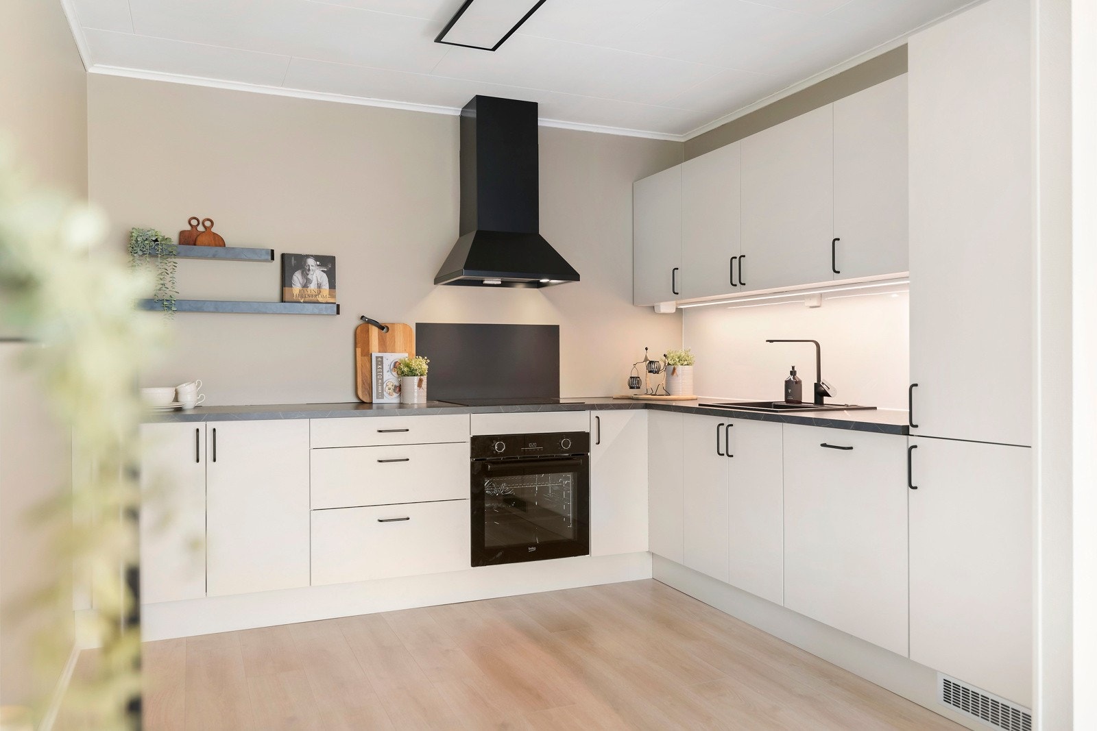 Kjøkkenet ble også skiftet i 2024 og har flotte overflater, samt en benkeplate av laminat. Galleribilde