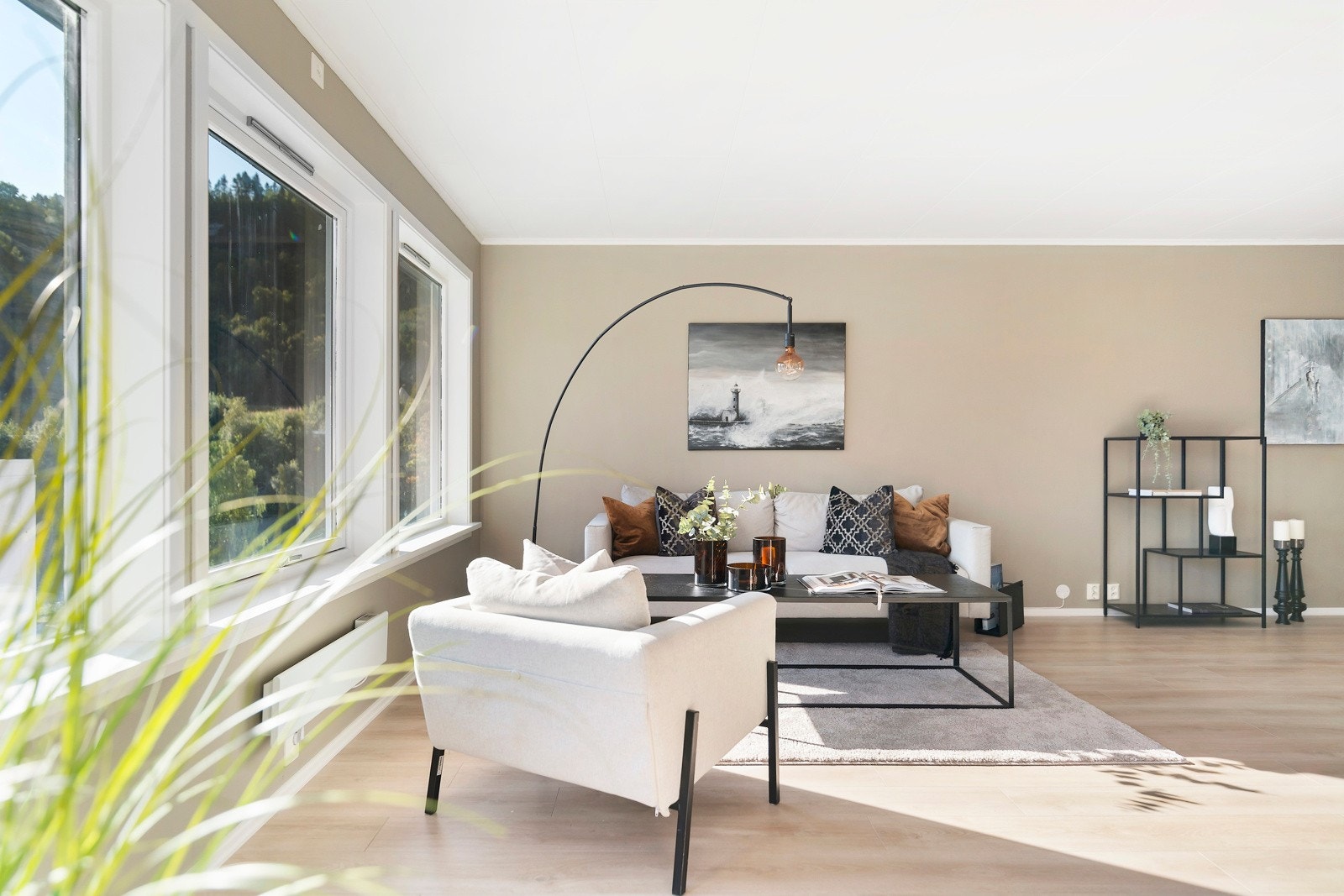 Stuen er lys og fin. Her er god plass til møblering med både sofagruppe og spisestue. Galleribilde