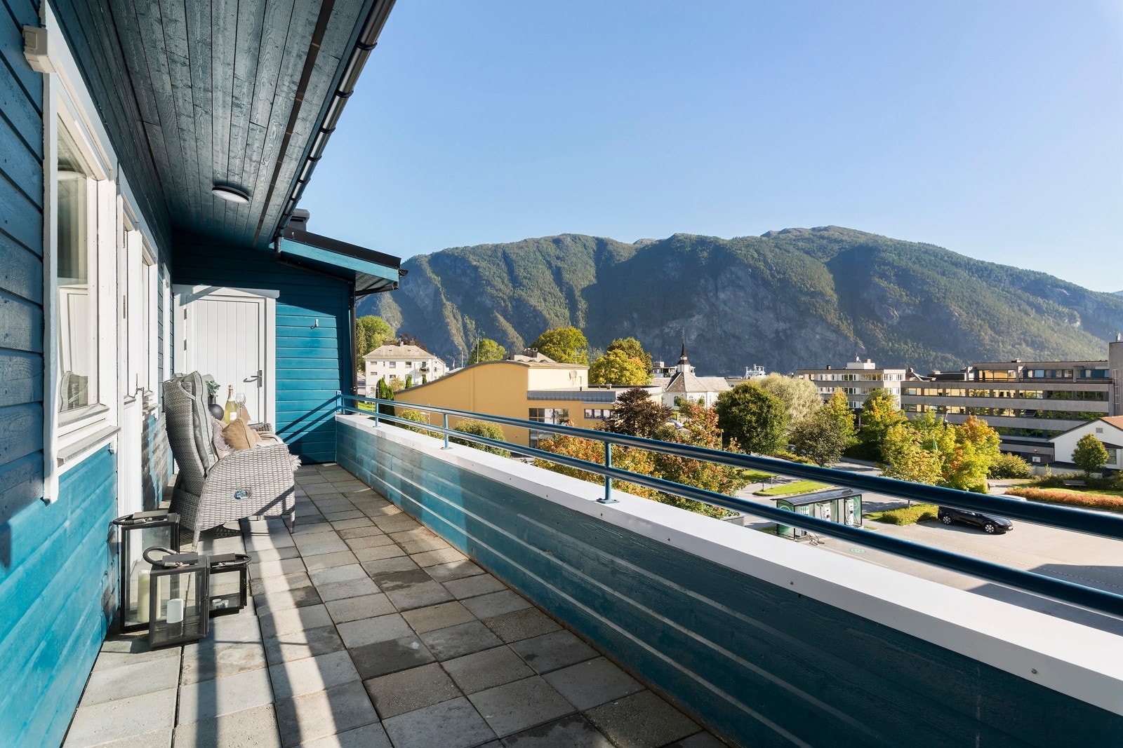 Balkong med bod. Her er det lagt betongheller på dekket. Galleribilde