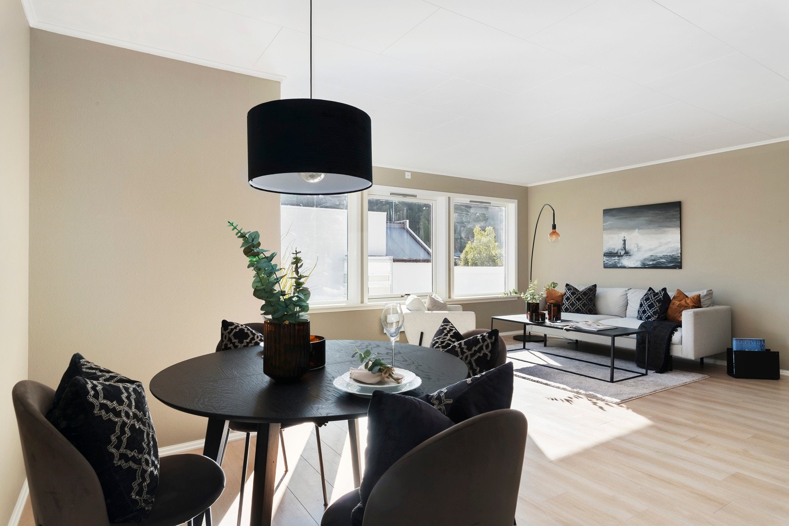 Leiligheten er malt i moderne og tidsriktige lyse farger. Galleribilde