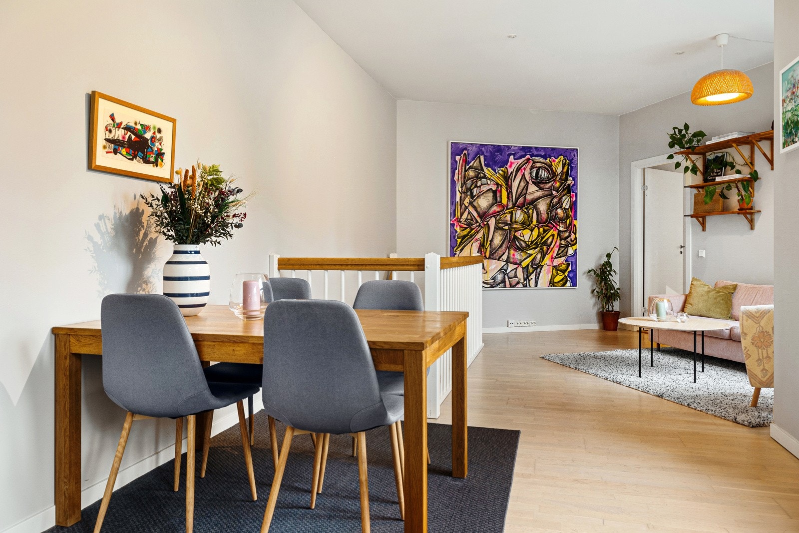 God plass til stort spisebord. Galleribilde