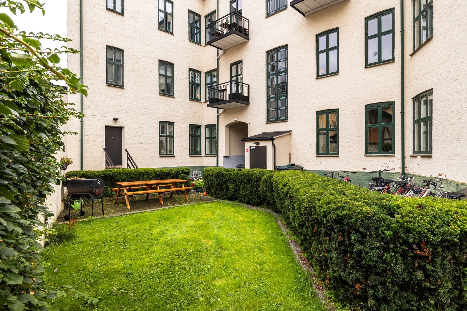 Sameiet har en flott opparbeidet bakgård med sittegrupper og rikelig sykkelparkering. Galleribilde