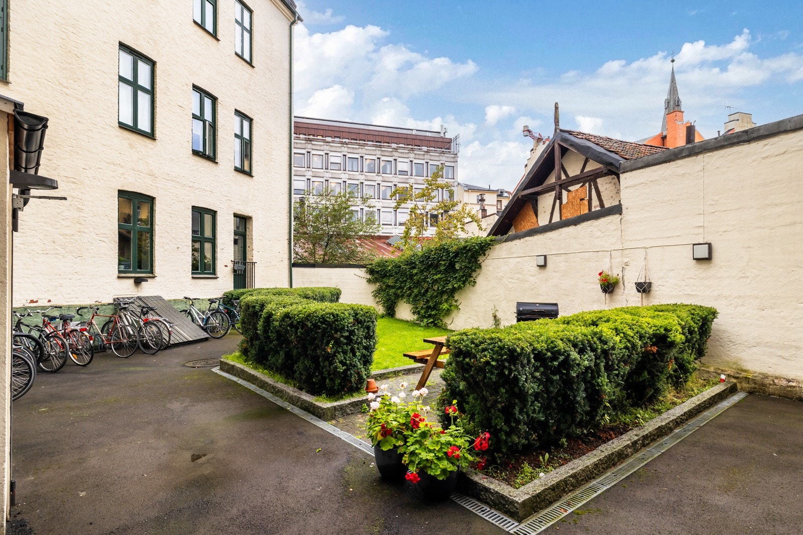 Den grønne bakhagen til Lille Fredensborg skaper en fredelig atmosfære, hvor du kan nyte gode solforhold fra ca. kl. 14:00 til 20:00 i sommerhalvåret ifølge selger. Galleribilde