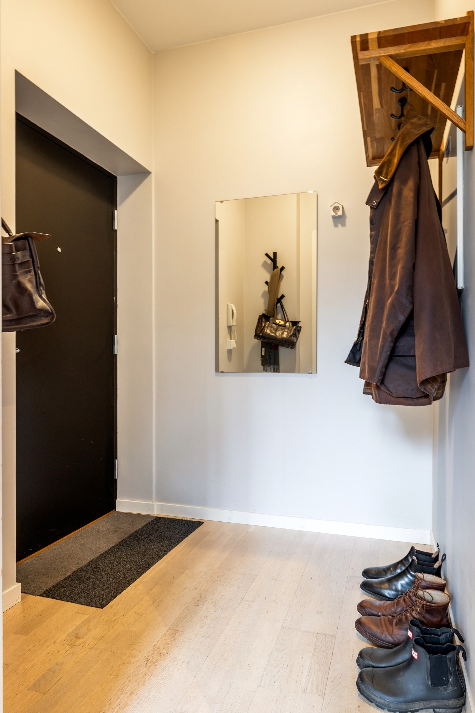 Velkommen inn - Leiligheten har en innbydende og romslig entré som gir et godt førsteinntrykk av leiligheten. Galleribilde
