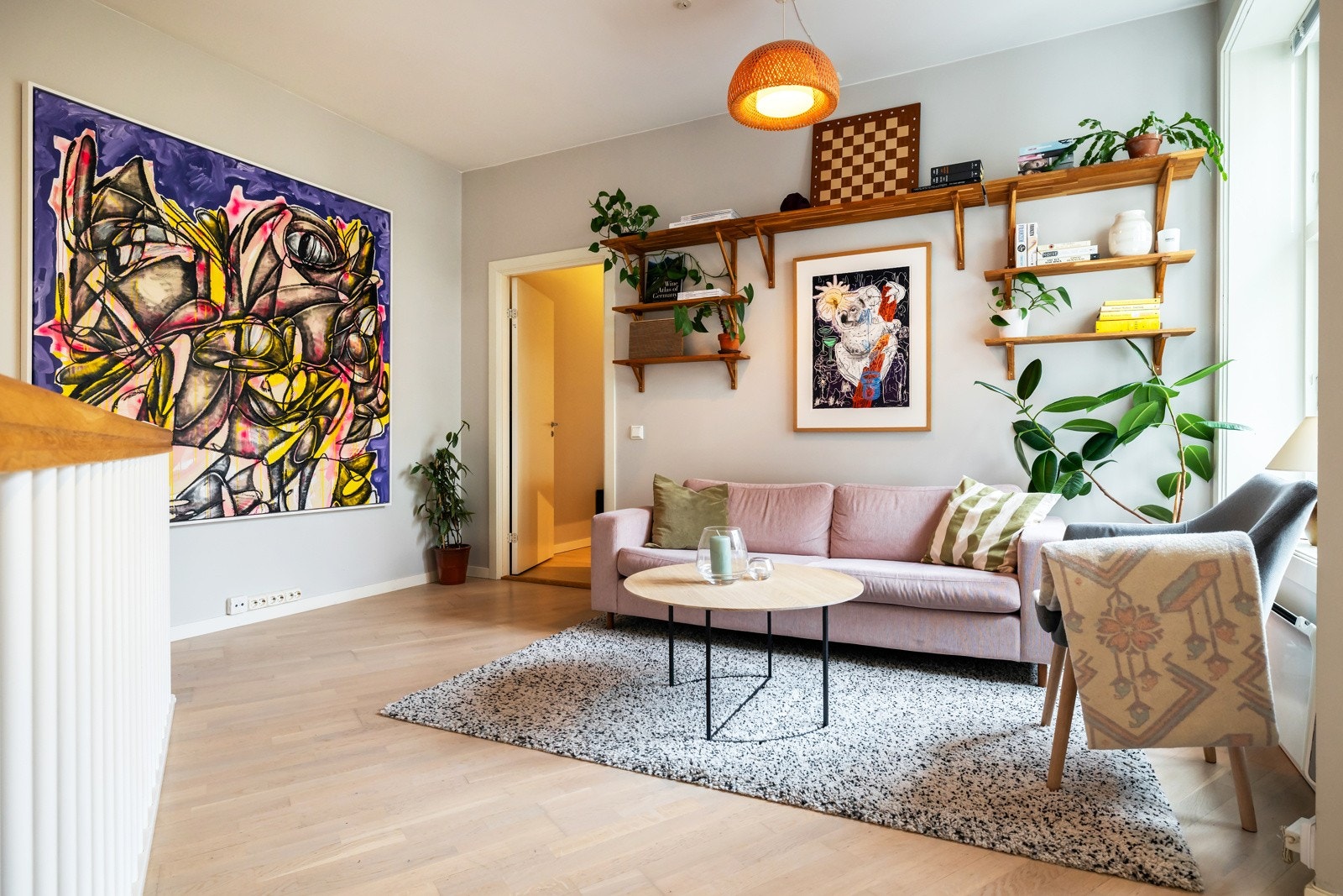 Her har vi gleden av å presentere en innbydende og stor 3-roms som strekker seg over to plan, med en herlig "townhouse"-følelse Galleribilde