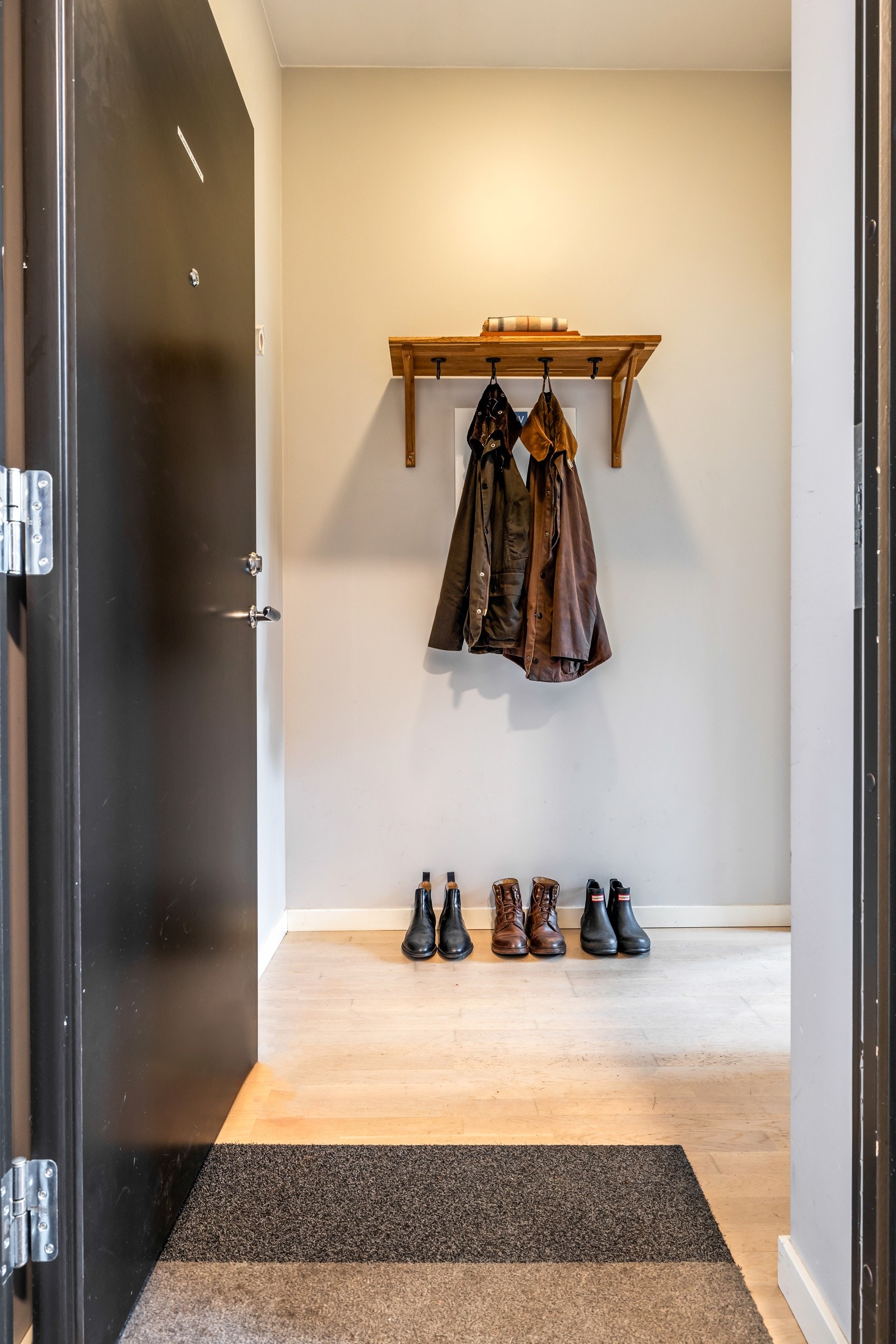 Her er det god plass til garderobeløsning, kommode og sittebenk. Galleribilde