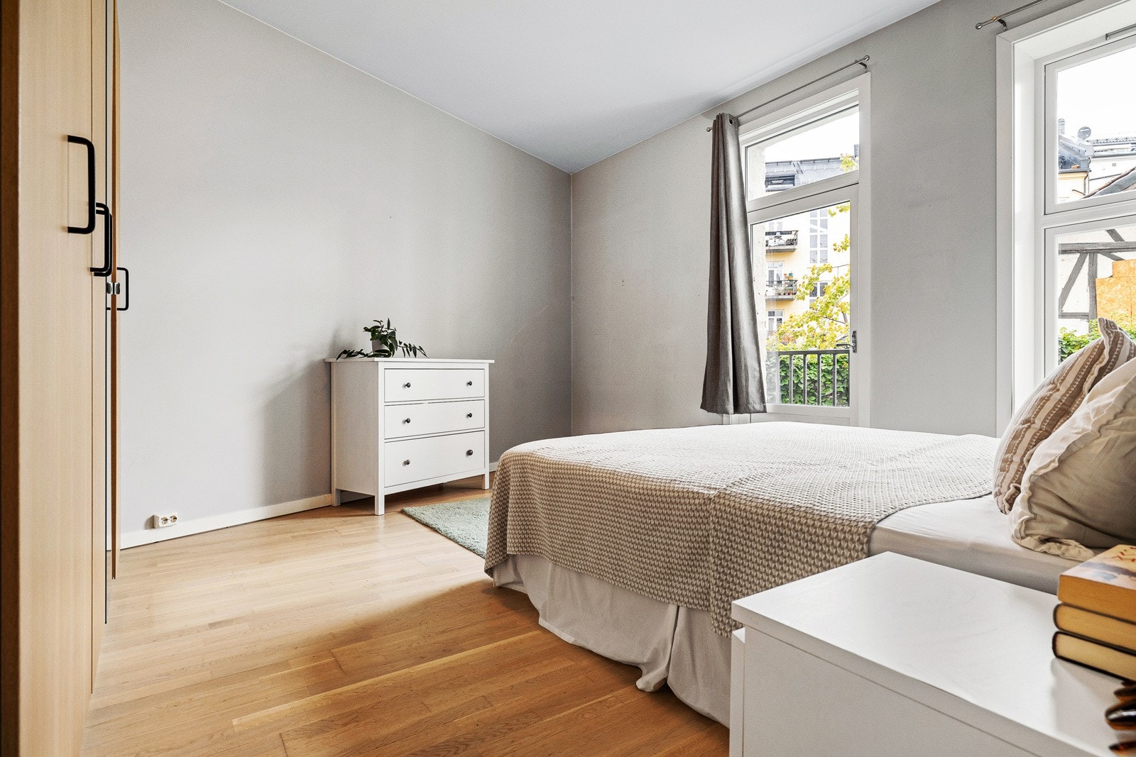 Rommet har store vindusflater som sørger for rikelig med lysinnslipp og en flott fransk balkong. Galleribilde