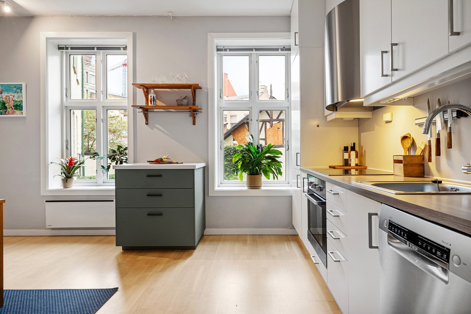 Over platetoppen er det installert en kjøkkenventilator med mekanisk avtrekk. Galleribilde