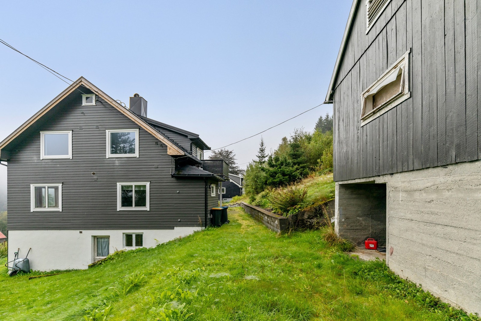 På eiendommen er det også oppført et praktisk uthus Galleribilde