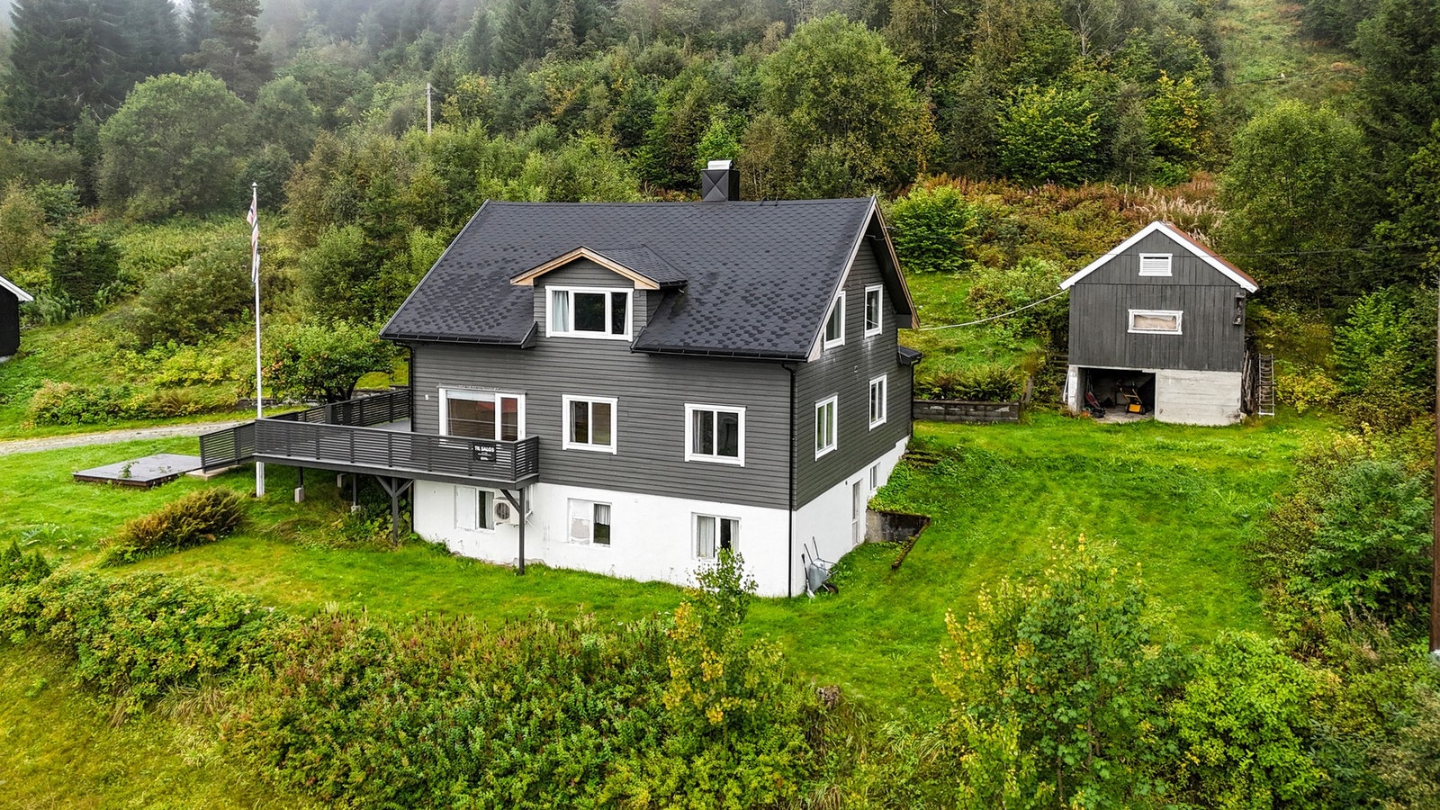 Boligen går over tre etasjer, og har flere tekniske og standardmessige oppgraderinger de siste år Galleribilde