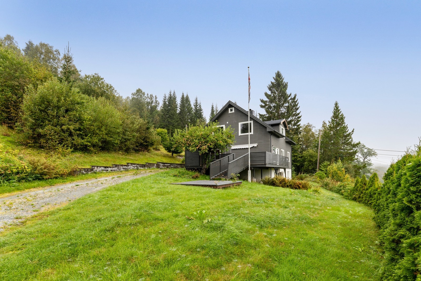 Boligen er videre teknisk oppgradert med eksempelvis ny taktekking, diverse vinduer, diverse rør-i-rør og elektrisk arbeid Galleribilde