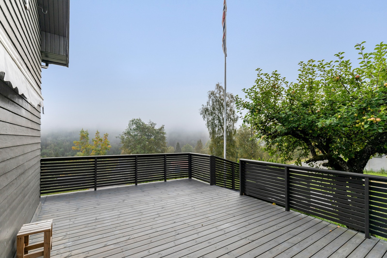 Verandaen har også trapp til hagearealet Galleribilde