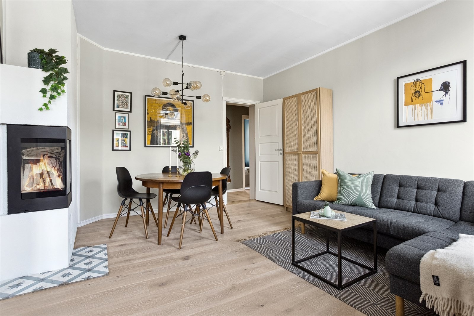 Lys og luftig stue med god plass til sofagruppe med øvrig stuemøblement, samt spisebord. Stuens størrelse gjør rommet enkelt å innrede med flere møbleringsmuligheter. Galleribilde