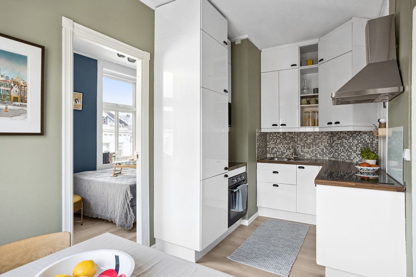 Kjøkken med god skap- og benkeplass. Galleribilde