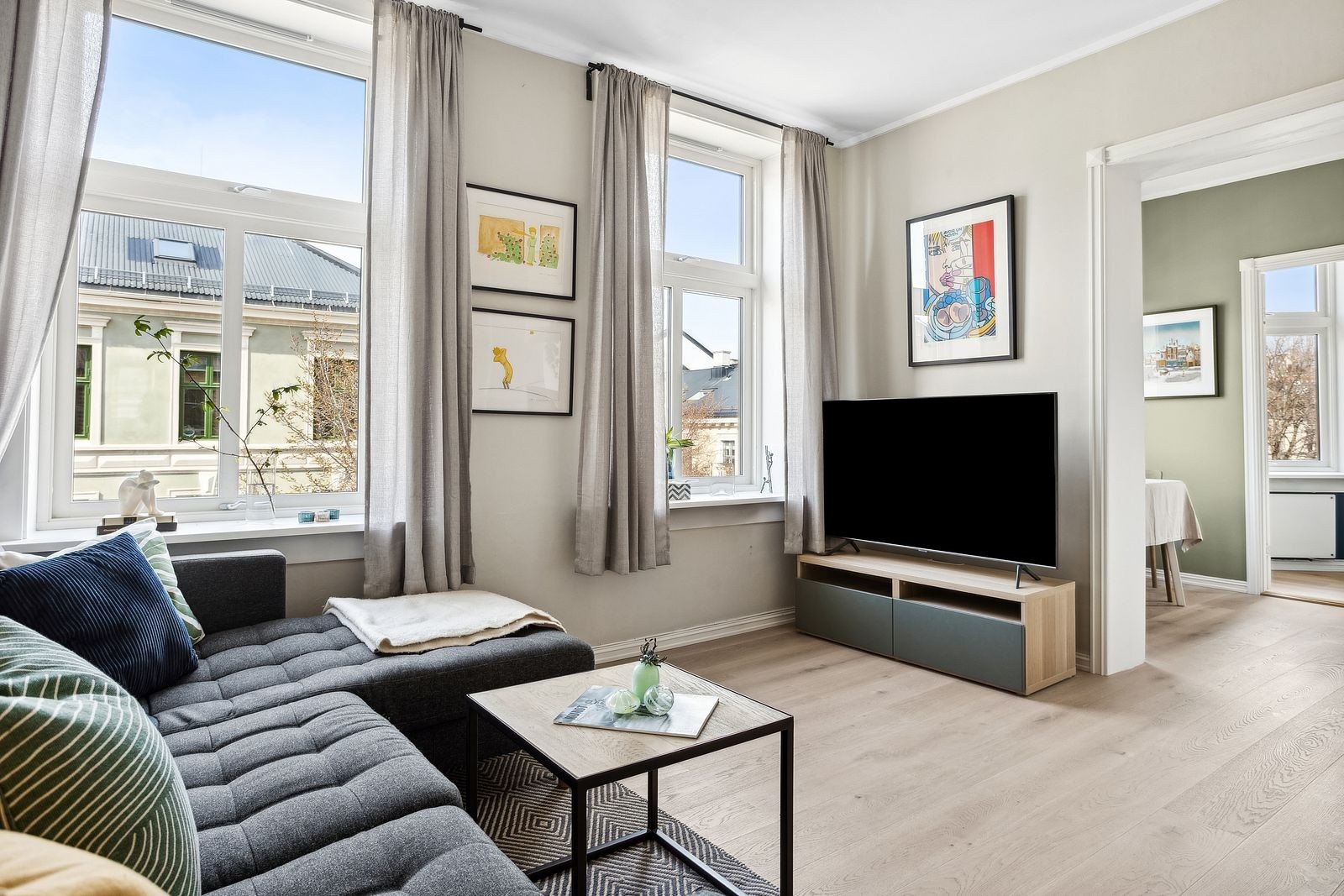 Leiligheten har store vindusflater som slipper inn godt med naturlig lys. Galleribilde