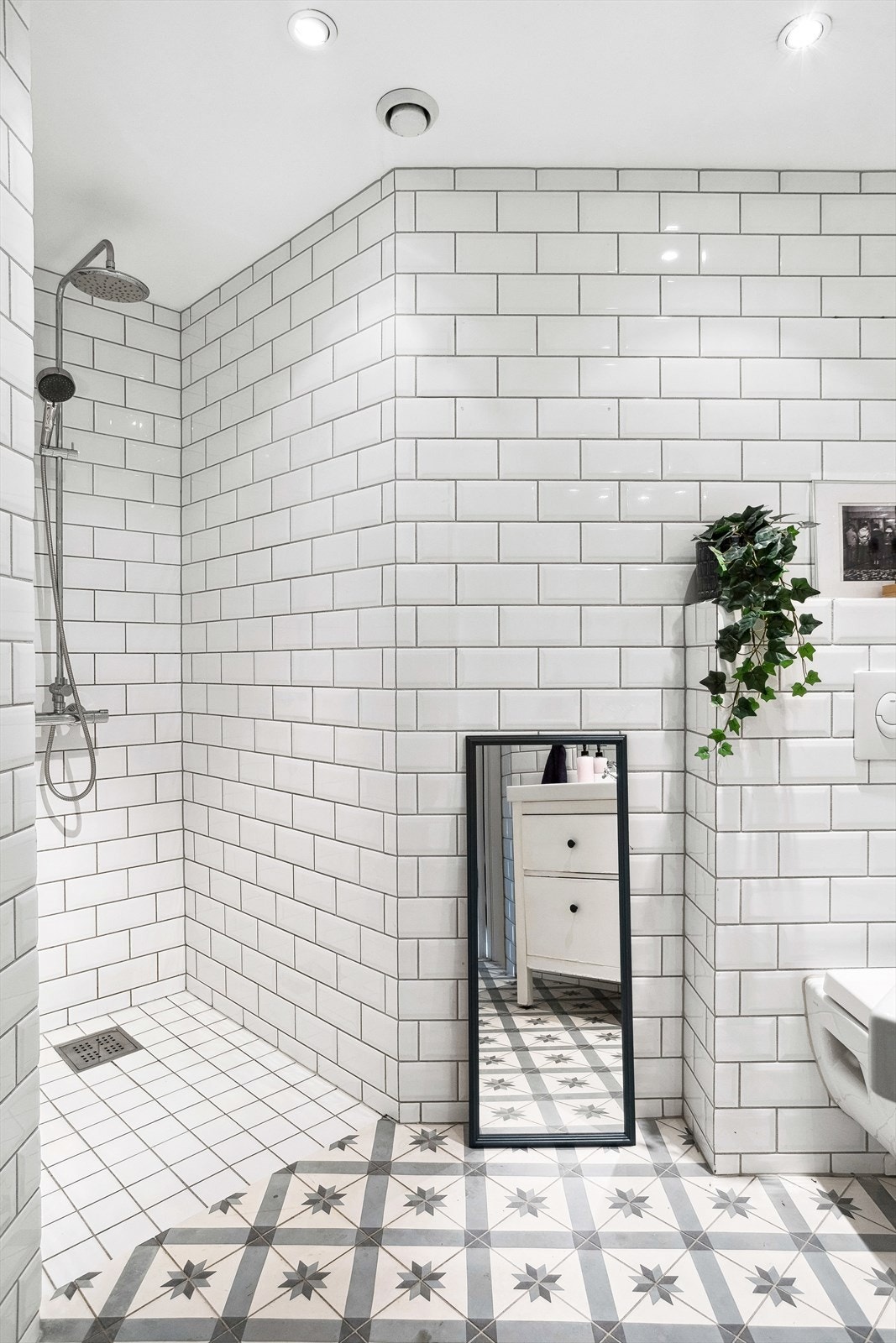 Flislagt bad av god størrelse med varmekabler i gulv. Galleribilde