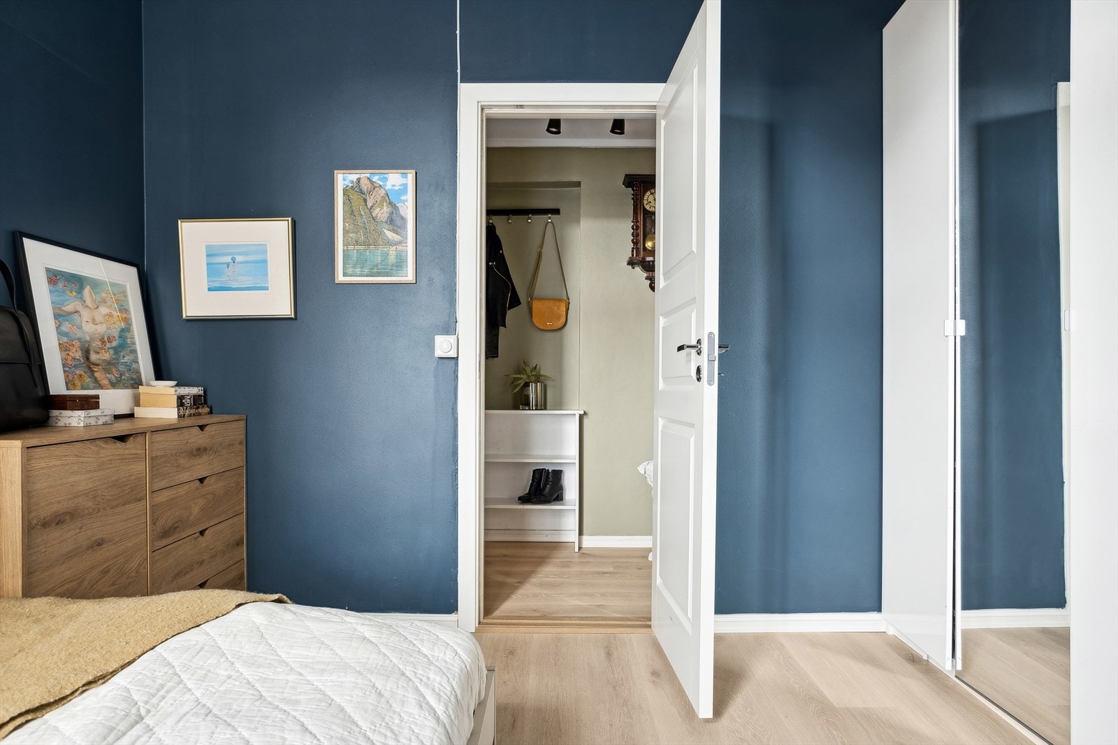 Soverommet er malt i en tidsriktig farge og har vindu som slipper inn godt med lys. Galleribilde