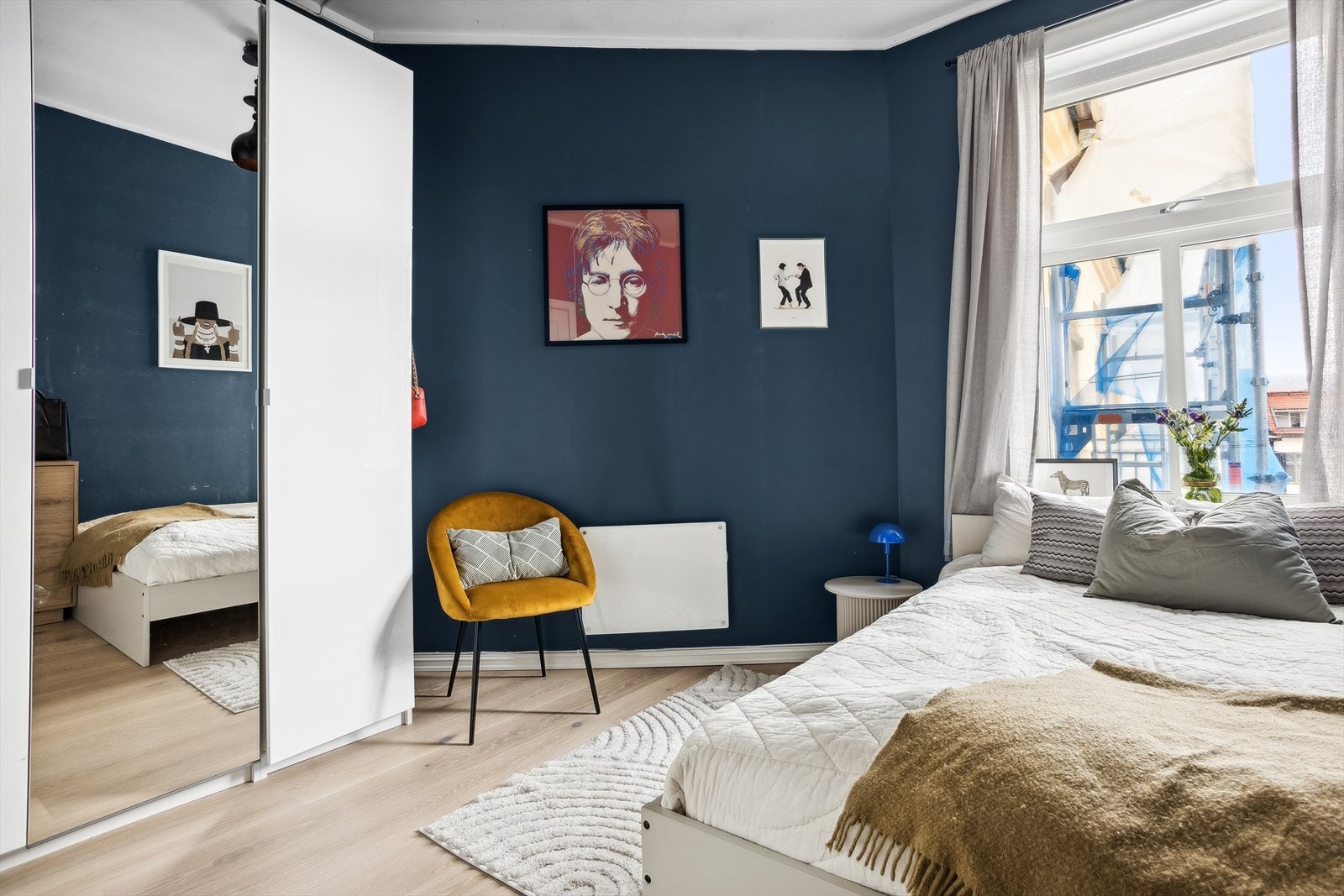 Det er god plass til oppbevaring i garderobeskap. Galleribilde