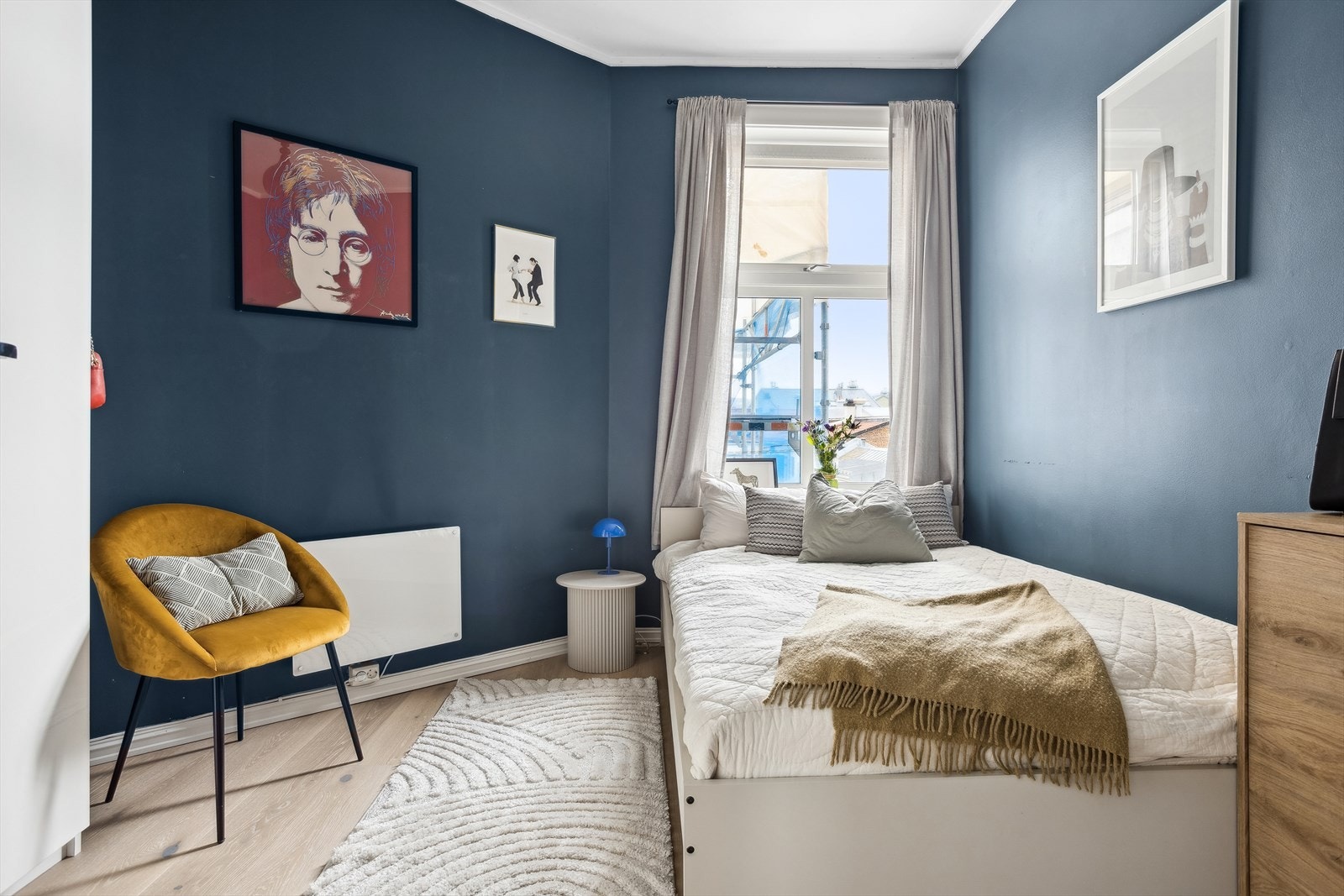 Soverom II med plass til seng og nattbord. Galleribilde