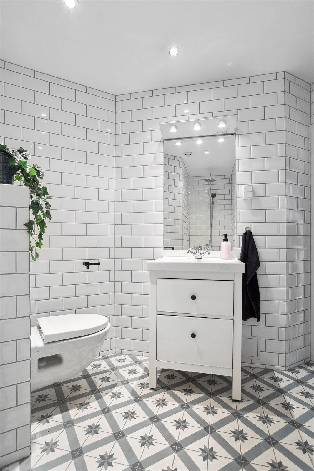 Badet har dusjhjørne med termostatstyrt dusjbatteri i krom med både hånd- og regnfallsdusj, servantskap og vegghengt toalett. Det er opplegg for vaskemaskin. Galleribilde