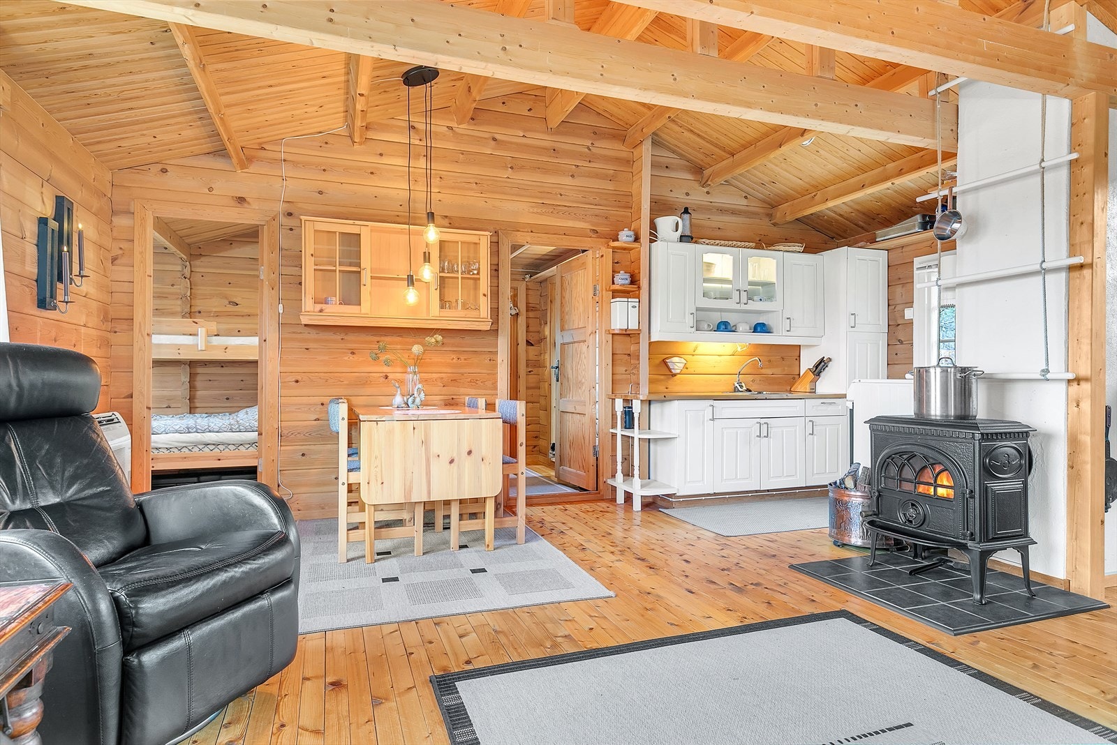 Hytte - Stue mot kjøkken. Her er det plass til spisebordet. Galleribilde