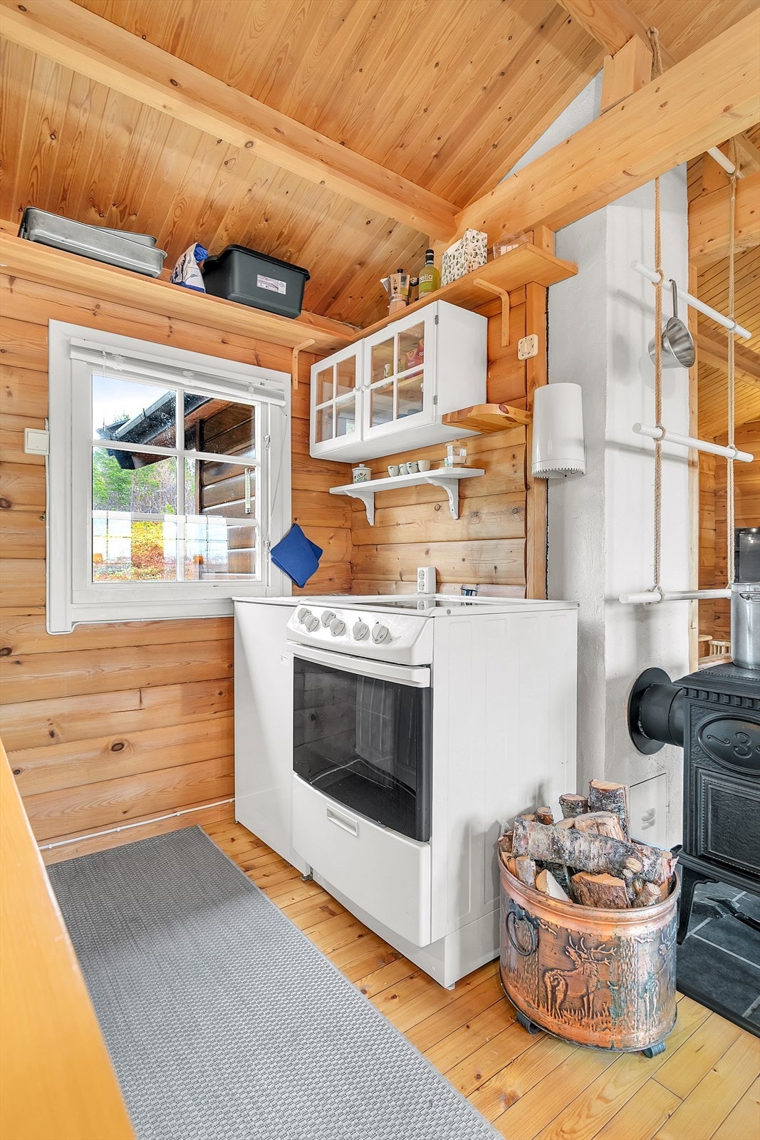 Hytte - Kjøkken - Frittstående komfyr. Galleribilde