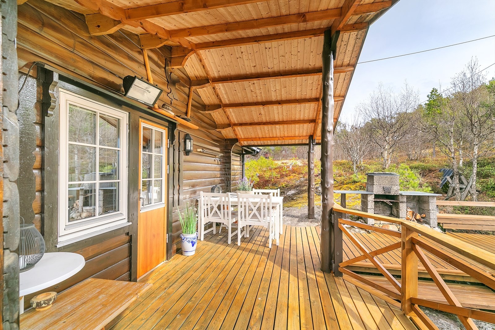 Utgang til delvis overbygd veranda. Galleribilde