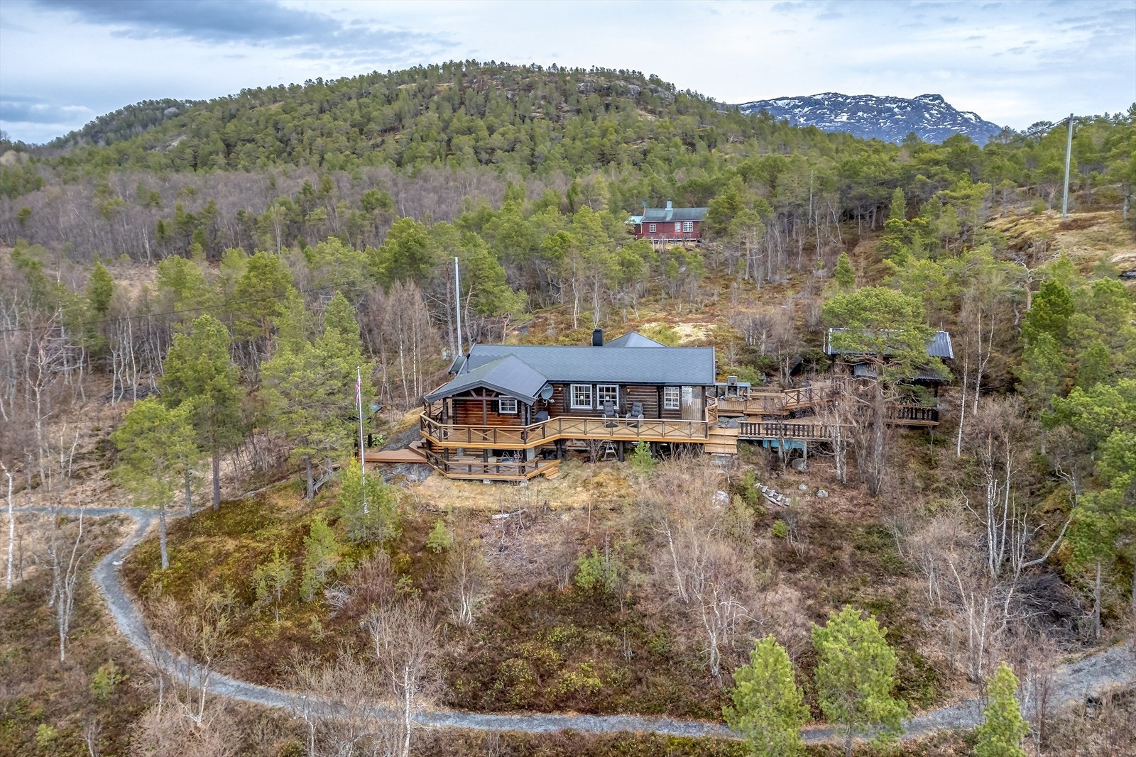 Privat vei fra offentlig vei med bom. Privat vei er felles med naboer. Gruset gangsti fra parkering. Felles parkering. Galleribilde