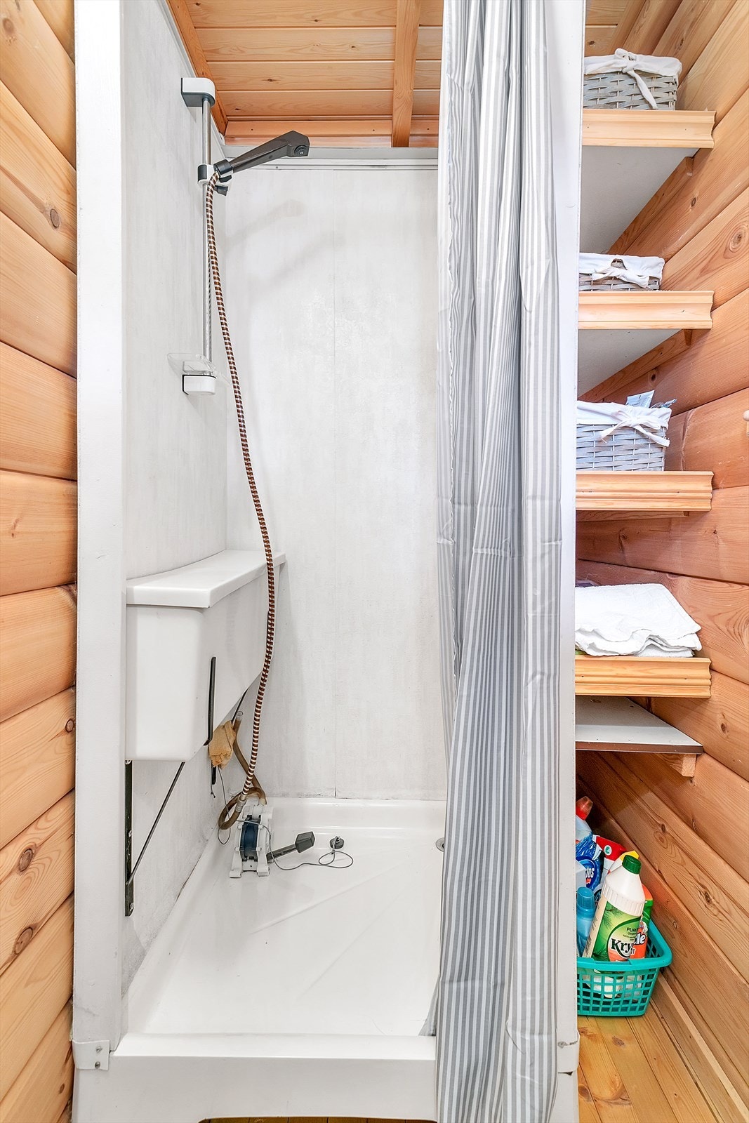 Hytte - Bad - Dusjkabinett med manuell pumpe. Galleribilde