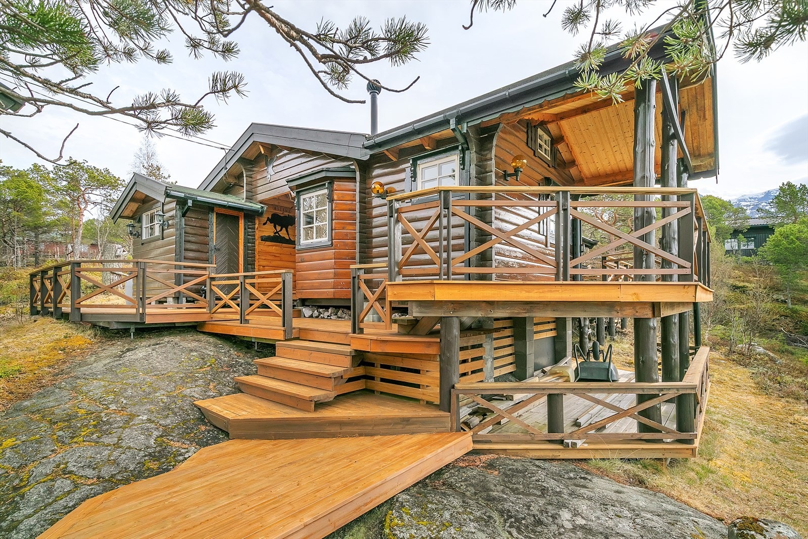 Fritidsboligen har terrasser over flere plan, og glir med dette meget flott inn i naturen. Galleribilde