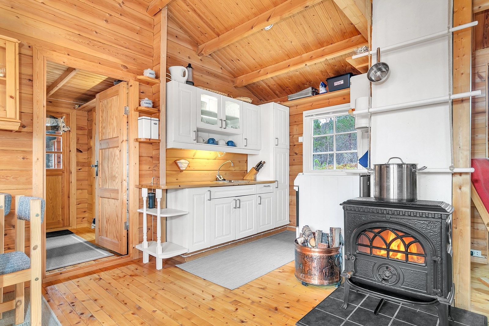 Hytte - Kjøkkeninnredning med profilerte fronter. Jøtul vedovn. Galleribilde