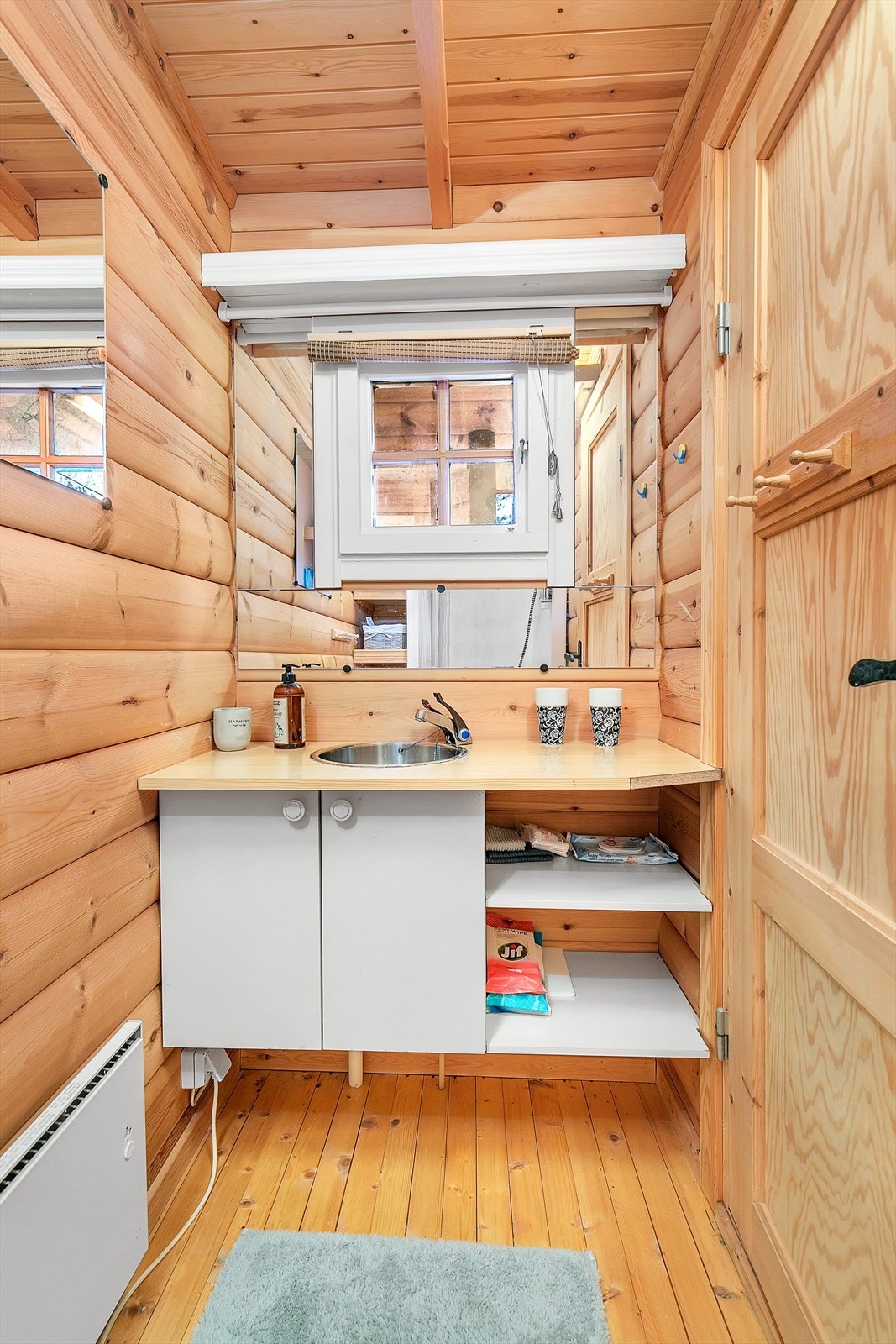 Hytte - Bad med plassbygd servantskap med nedfelt stålvask. Galleribilde